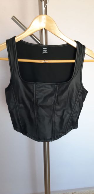 Top sin mangas. De polipiel color negro. Talla XS.