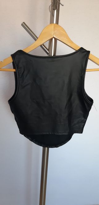 Top sin mangas. De polipiel color negro. Talla XS.