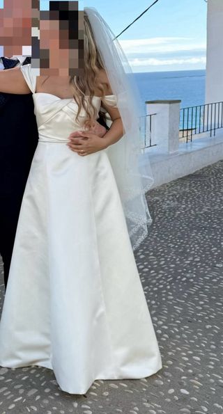 Vestido de Novia color marfil con velo y diadema