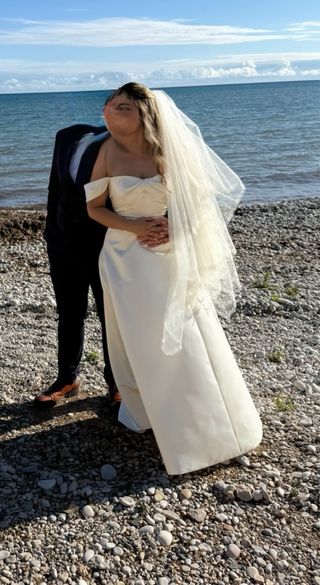 Vestido de Novia color marfil con velo y diadema
