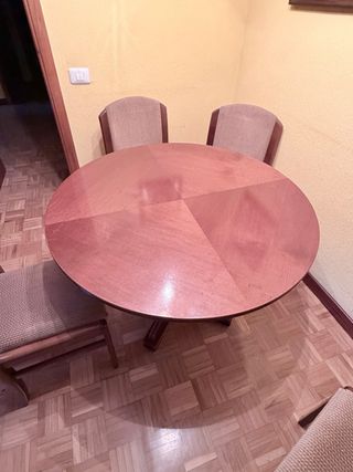 Mesa redonda de comedor de madera