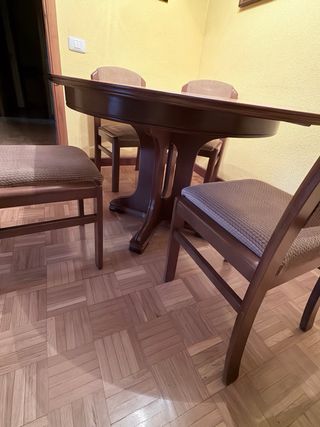 Mesa redonda de comedor de madera