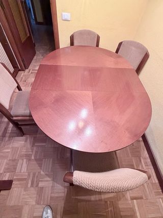 Mesa redonda de comedor de madera