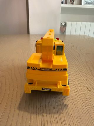 Excavadora y grúa de juguete amarillas