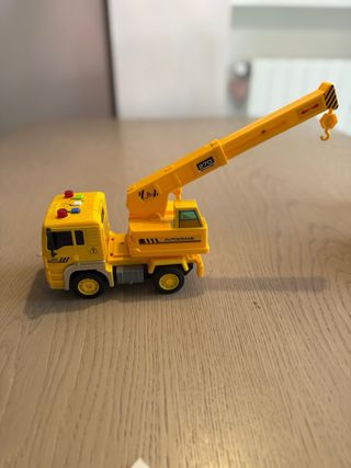 Excavadora y grúa de juguete amarillas
