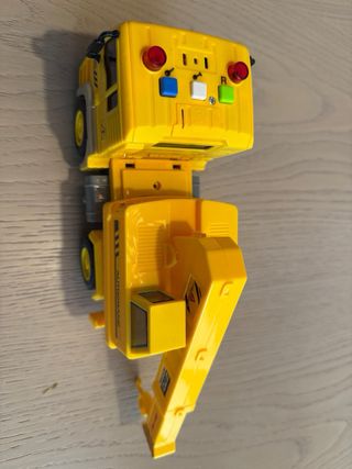 Excavadora y grúa de juguete amarillas