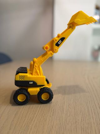 Excavadora y grúa de juguete amarillas