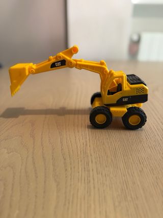 Excavadora y grúa de juguete amarillas