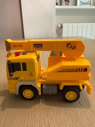 Excavadora y grúa de juguete amarillas