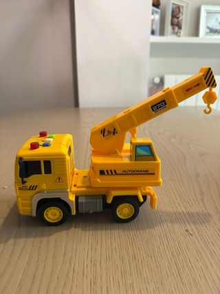 Excavadora y grúa de juguete amarillas