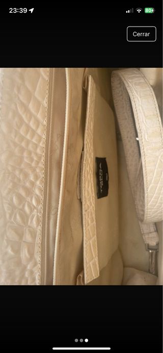 Bolso de piel de cocodrilo beige.