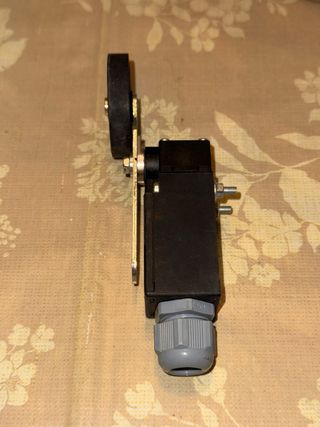 Final de carrera con palanca rodillo ajustable