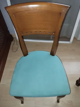 Mesa de comedor de madera y cinco sillas