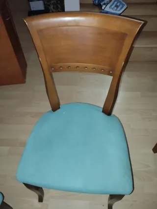 Mesa de comedor de madera y cinco sillas