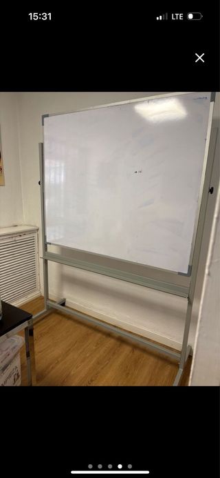 Pizarra blanca con soporte gris