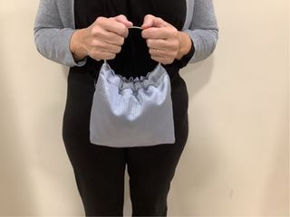 Bolso de mano plateado con aros