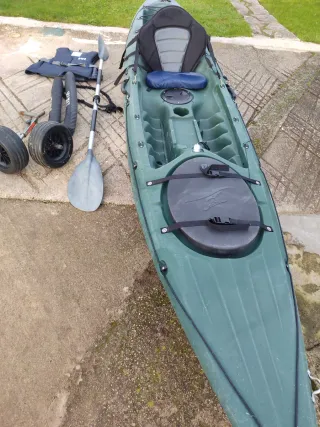 Kayak de pesca verde con accesorios