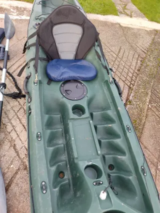Kayak de pesca verde con accesorios