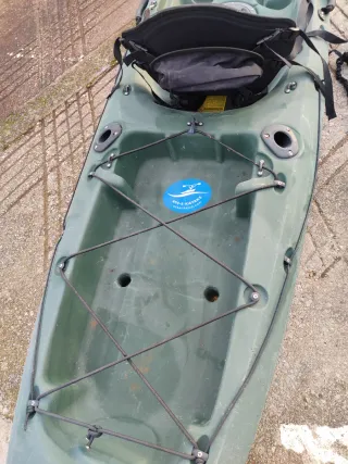 Kayak de pesca verde con accesorios