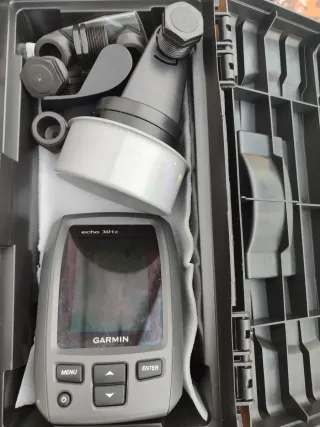 Kayak de pesca verde con accesorios