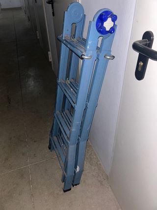 Escalera extensible azul plegable