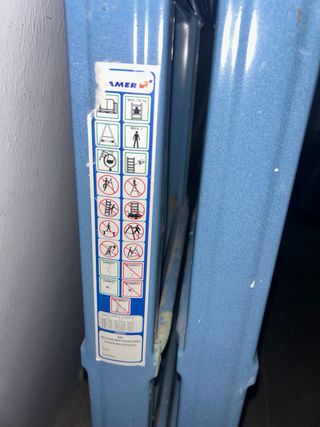 Escalera extensible azul plegable