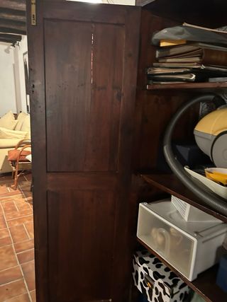 Armario antiguo de madera oscuro