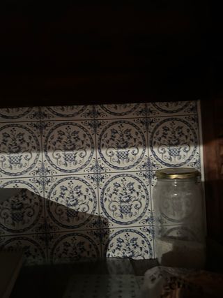 Armario antiguo de madera oscuro