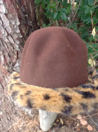 Sombrero de lana marrón con estampado animal