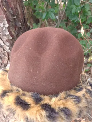 Sombrero de lana marrón con estampado animal