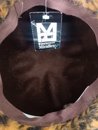 Sombrero de lana marrón con estampado animal