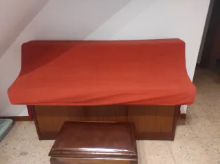 Piano vertical madera y banqueta