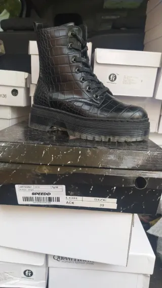 Botas negras con botones mirá mí perfil