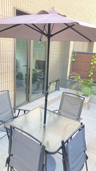 Mesa y 4 sillas de jardín