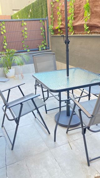 Mesa y 4 sillas de jardín