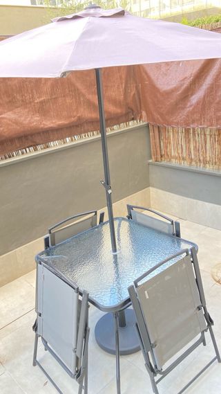 Mesa y 4 sillas de jardín
