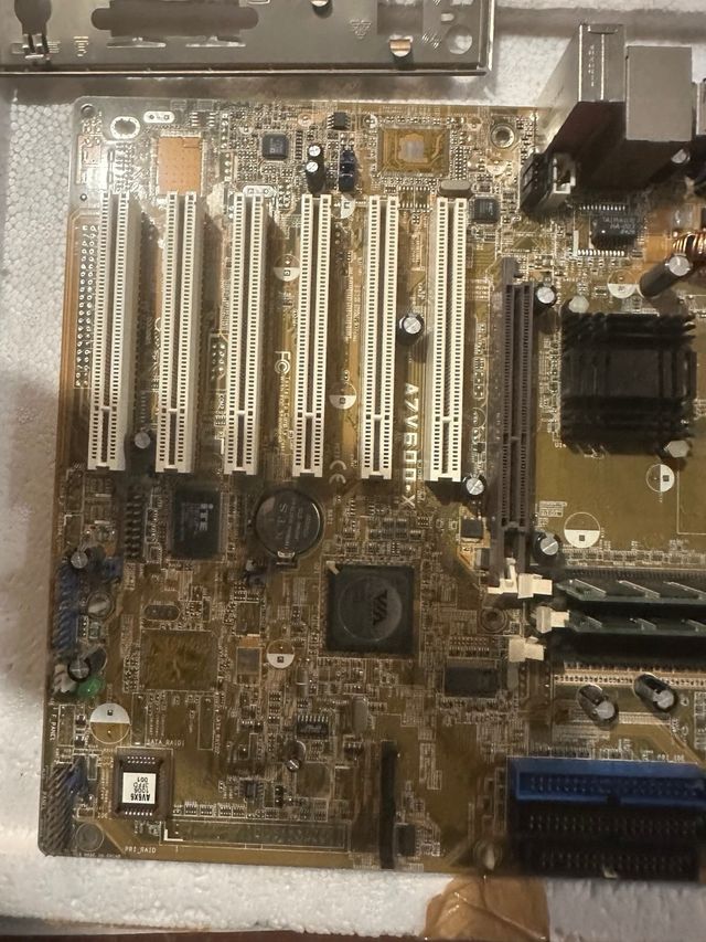 114- Asus A7V600-X AMD sempron 2800 Socket 462