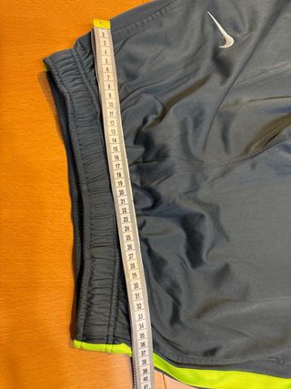 Pantalón Nike Gris con Raya Verde Neón