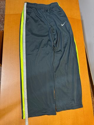 Pantalón Nike Gris con Raya Verde Neón