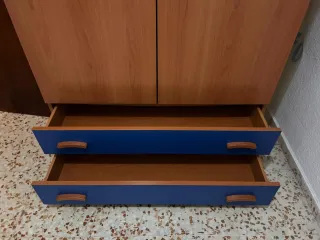 Conjunto de armario y mesita de noche