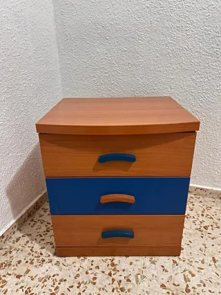 Conjunto de armario y mesita de noche