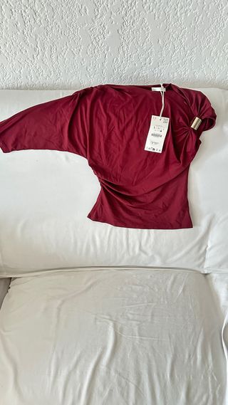 Blusa asimétrica rojo vino talla L
