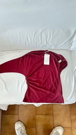 Blusa asimétrica rojo vino talla L
