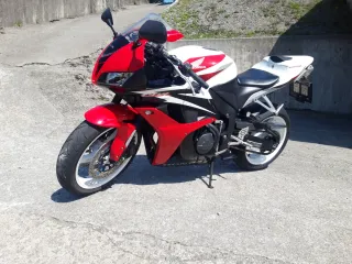 Moto Honda CBR Roja y Blanca Perfecto estado