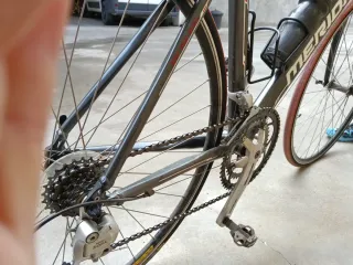 Bicicleta de carretera Merida montada en Shimano