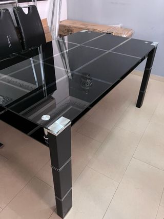 Mesa de comedor y 6 sillas negras