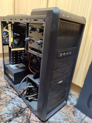 Torre de ordenador + pantalla 1080p