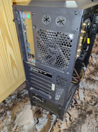 Torre de ordenador + pantalla 1080p