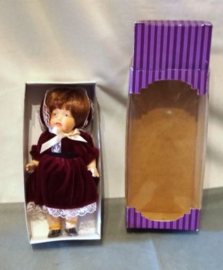 Muñeca de porcelana con vestido de terciopelo