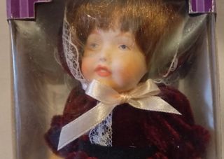 Muñeca de porcelana con vestido de terciopelo
